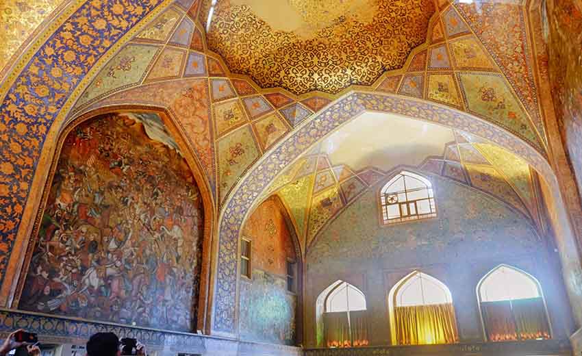 نمای زیبایی از عمارت چهلستون اصفهان