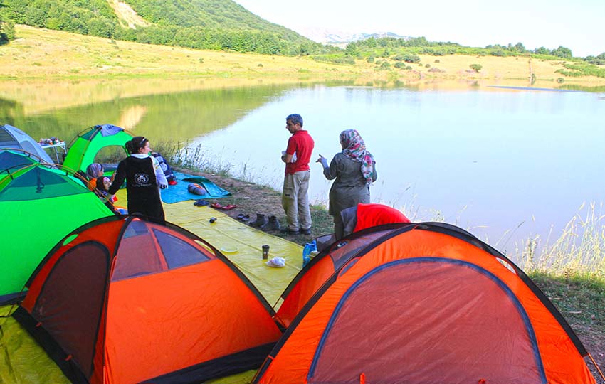کمپ در کنار دریاچه ویستان