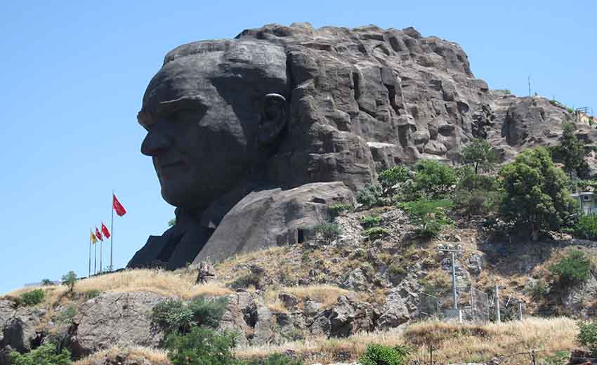 مجسمه آتاتورک