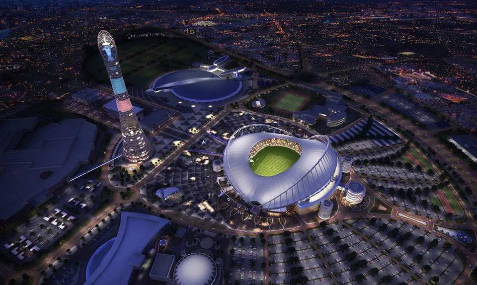 تصویر نشان دهنده نمای خارجی استادیوم خلیفه قطر با نور پردازی شب است.