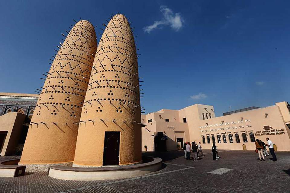 تصویر نشانه دهنده دهکده فرهنگی تفریحی کاتارا در قطر است.