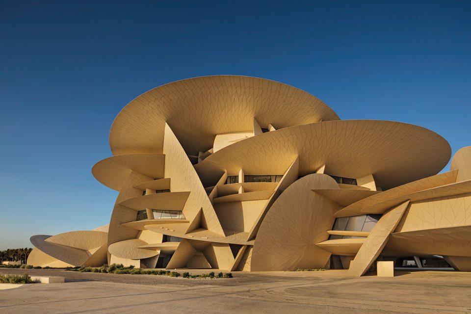 تصویر نشان دهنده ساختمان موزه ملی قطر است