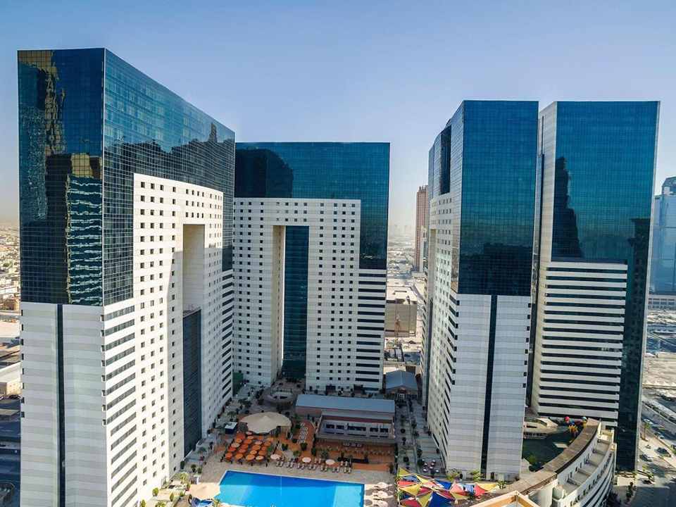 نمای کاملی از هتل ایزدان قطر در تصویر مشاهده می‌شود.