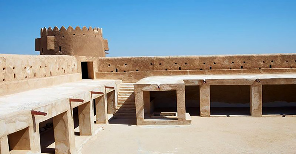 تصویر نشان دهنده محوطه باستانی الزباره قطر از برترین جاذبه های تاریخی قطر است