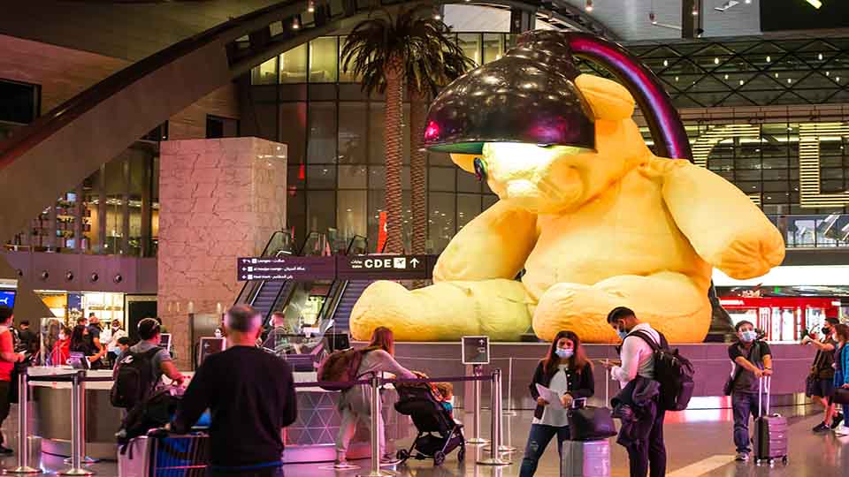 خرس عروسکی در فرودگاه الحمد