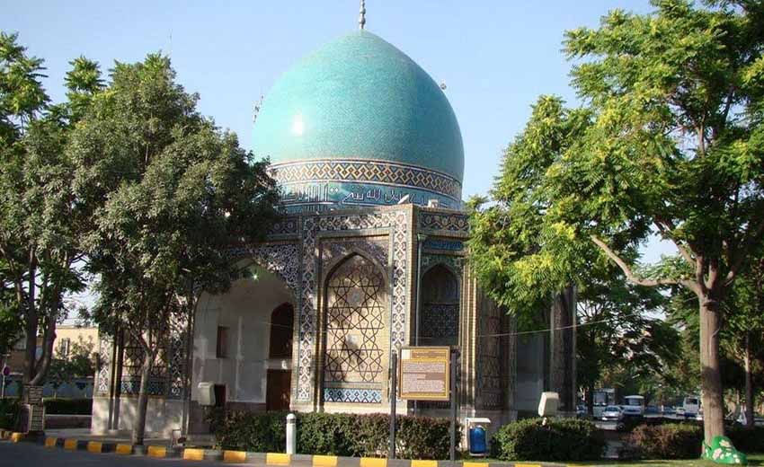 نمایی از گند سبز مشهد