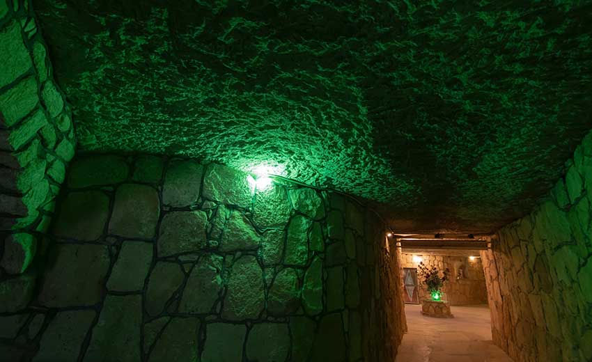 نمایی از شهر زیرزمینی کاریز کیش