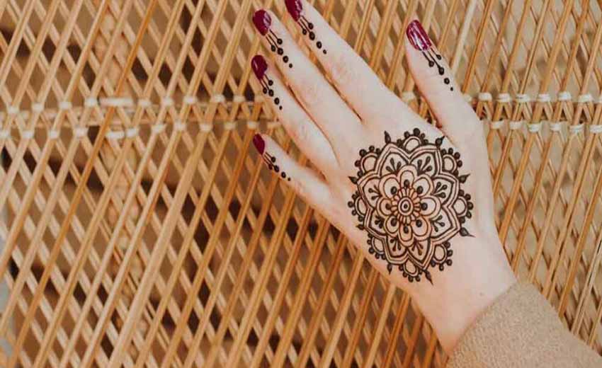 طرح حنا بر روی دست کیش