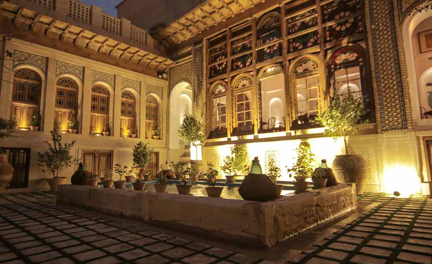 نمایی از رستوران عمارت فیل شیراز