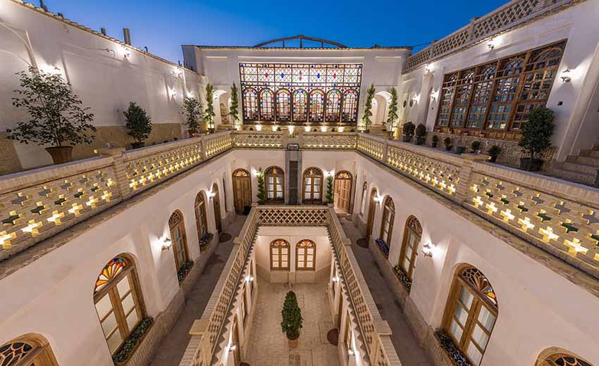 نمایی از رستوران قصر منشی اصفهان