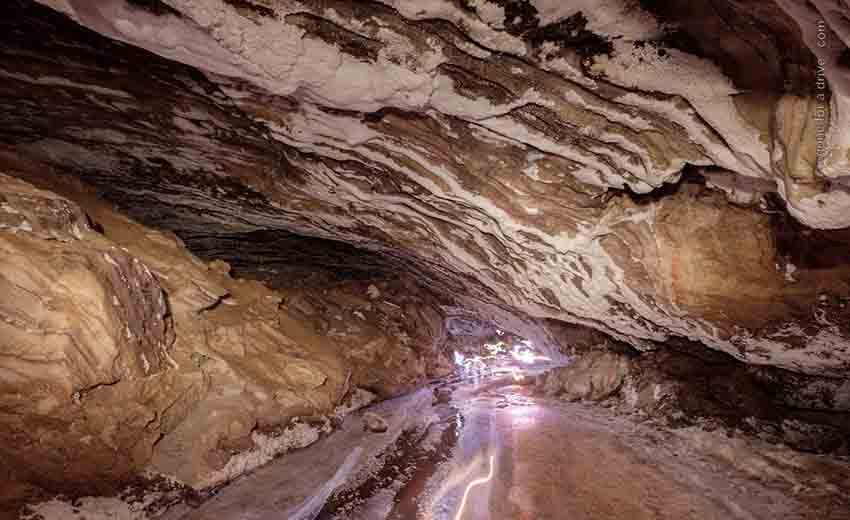 نمایی از غار نمکی قشم