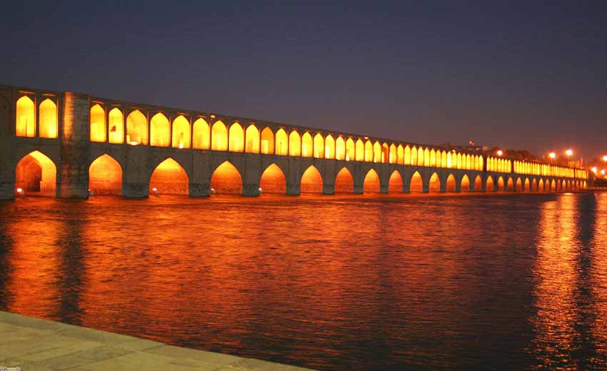 سی و سه پل در شب