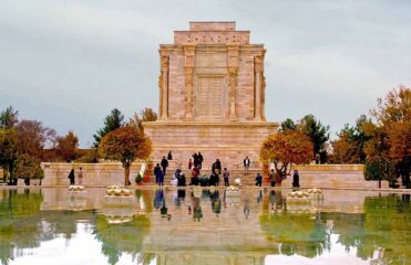 آرامگاه فردوسی، حکیم پرآوازه ایرانی