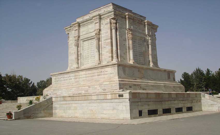 نمایی از آرامگاه فردوسی