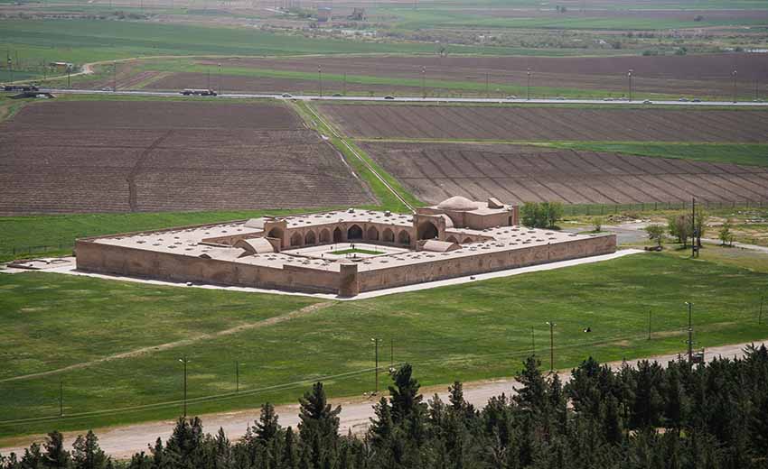 کاخ بیستون