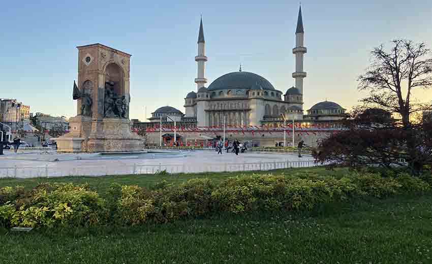 میدان تکسیم
