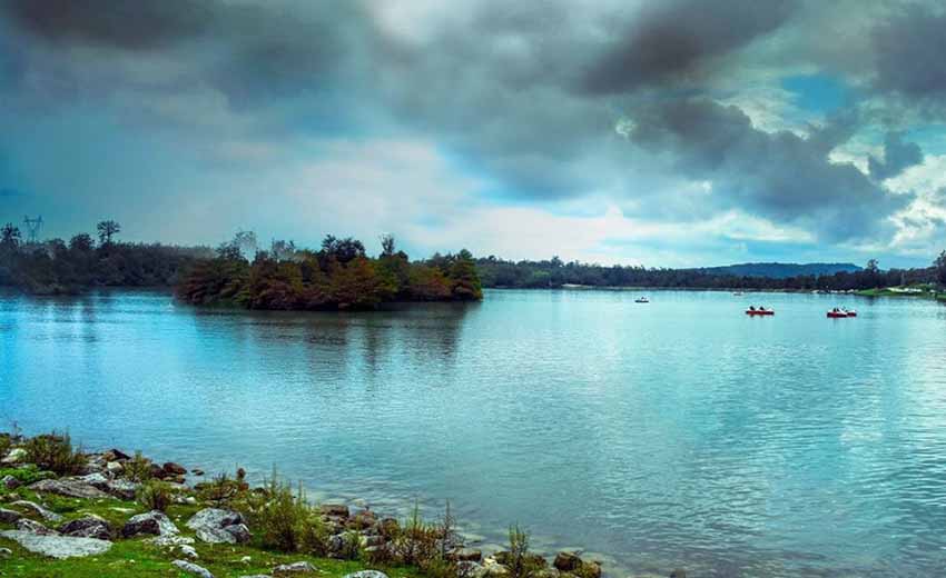شنا در دریاچه آویدر