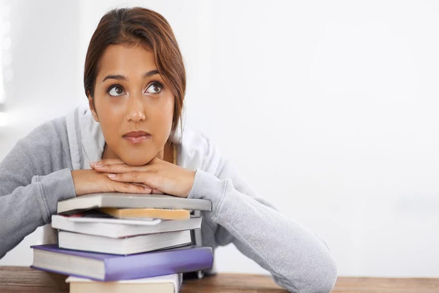 دختر در حال فکر کردن