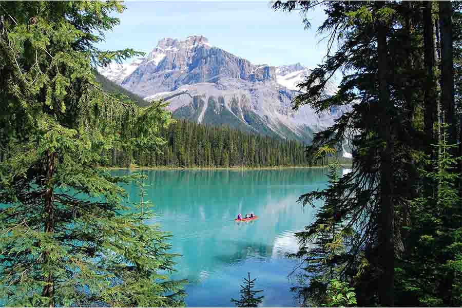 دریاچه ای در وسط کوهستان